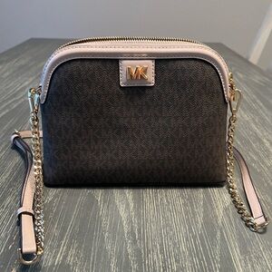 Michael kors 	
Large Logo Dome Crossbody Bag